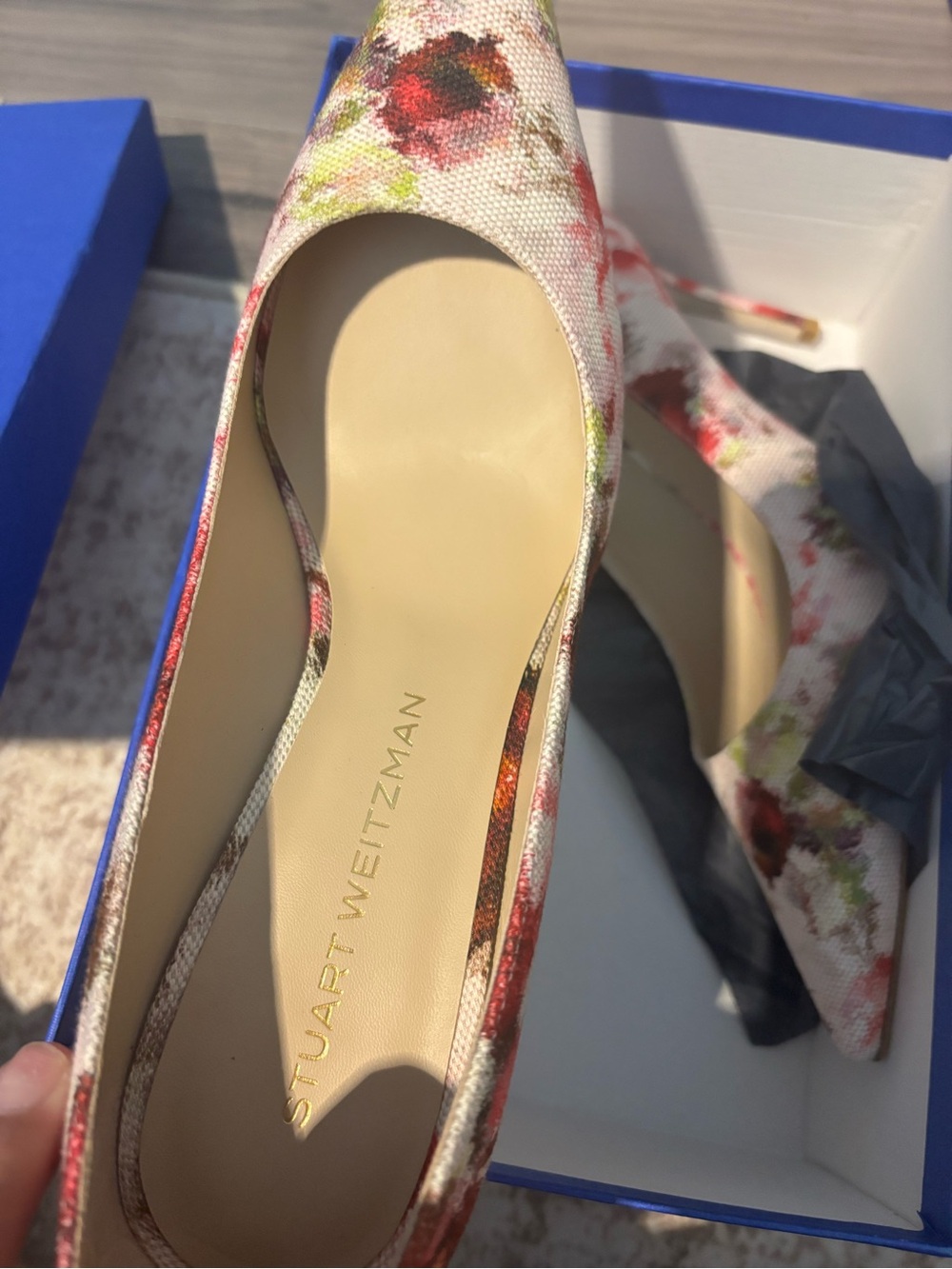 Stuart Weitzman Blue Box with Gold Logo - Picture 4 of 4